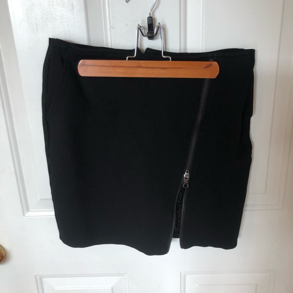 Noir Zip Lace Skirt